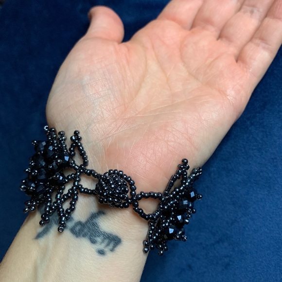 Shiny dark gray/metallic look beads bracelet. - Picture 2 of 8